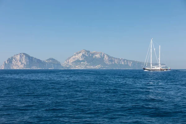 Die insel capri ist ein sehr malerischer, üppiger und außergewöhnlicher ort in italien, berühmt für seine hohen felsen. — Stockfoto