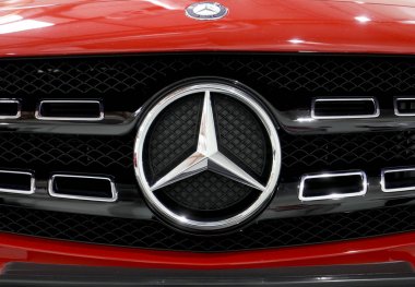 Mercedes metalik logo closeup Cracow Polonya Moto Show'da görüntülenen Mercedes araba. Katılımcı otomotiv sektörünün en ilginç yönleri mevcut