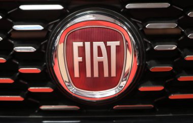  Fiat metalik logo closeup Cracow Polonya Moto Show'da görüntülenen Fiat araba. Katılımcı otomotiv sektörünün en ilginç yönleri mevcut