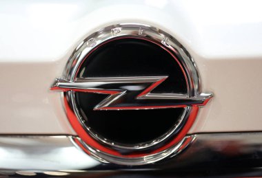 Opel metalik logo closeup Cracow Polonya Moto Show'da görüntülenen Opel araba. Katılımcı otomotiv sektörünün en ilginç yönleri mevcut