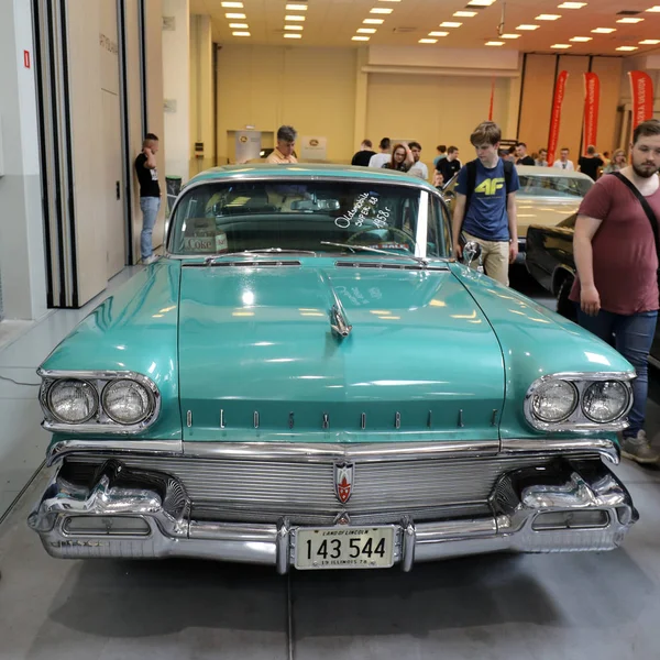 Oldsmobile Super 88 se muestra en MOTO SHOW en Cracovia Polonia. Los expositores presentan los aspectos más interesantes de la industria automotriz — Foto de Stock