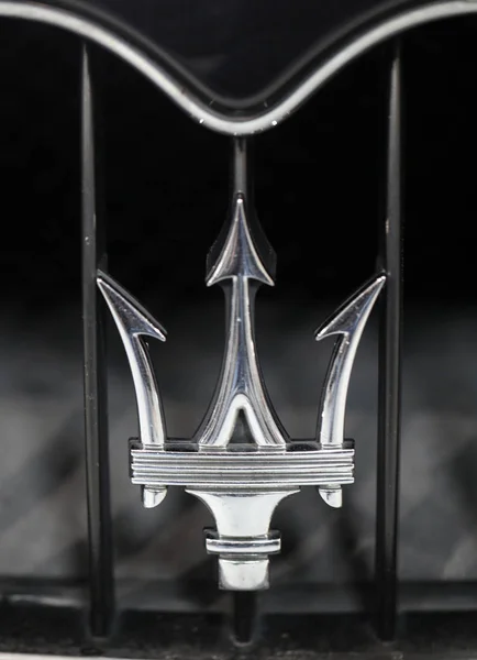 Metalowe logo Maserati zbliżenie na Maserati samochód wyświetlany w 3 edycji Moto Show w Krakowie. Wystawców przedstawienie najbardziej interesujących aspektów przemysłu motoryzacyjnego — Zdjęcie stockowe