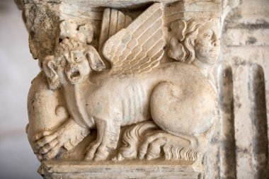 Montmajour Abbey yakınındaki Arles, Fransa cloisters sütunlarda Romanesk başkentleri