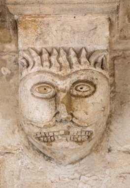 Romanesk oyma bir garip kafa veya Cloisters Montmajour Abbey Arles Provence Fransa başkentinde yüz (c12th)
