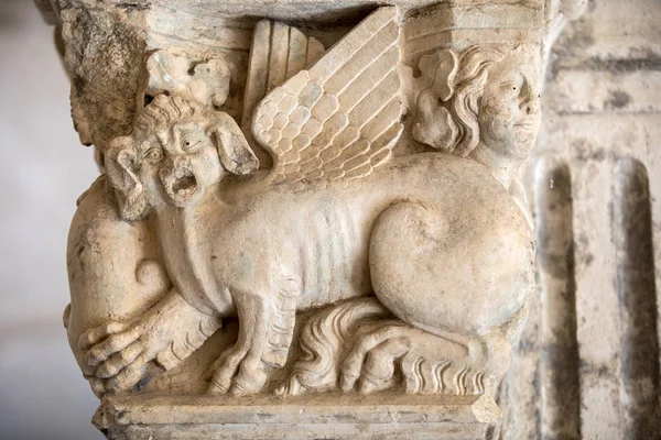 Montmajour Abbey yakınındaki Arles, Fransa cloisters sütunlarda Romanesk başkentleri — Stok fotoğraf