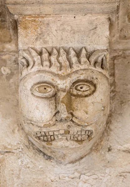 Romanesk oyma bir garip kafa veya Cloisters Montmajour Abbey Arles Provence Fransa başkentinde yüz (c12th)