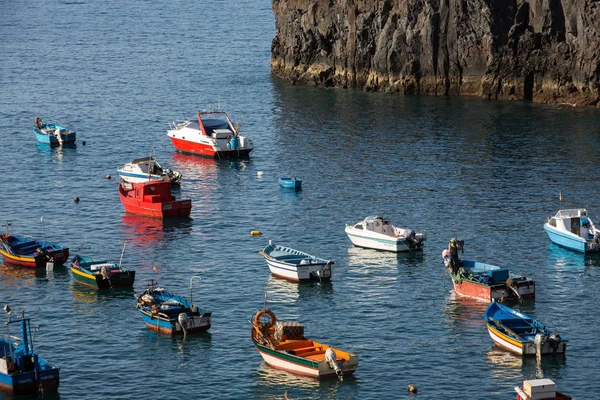 Rybářské lodě v Camara de Lobos, souostroví Madeira, Portugalsko — Stock fotografie