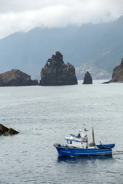 Costa en Porto Moniz en la isla de Madeira. Portugal — Foto de Stock