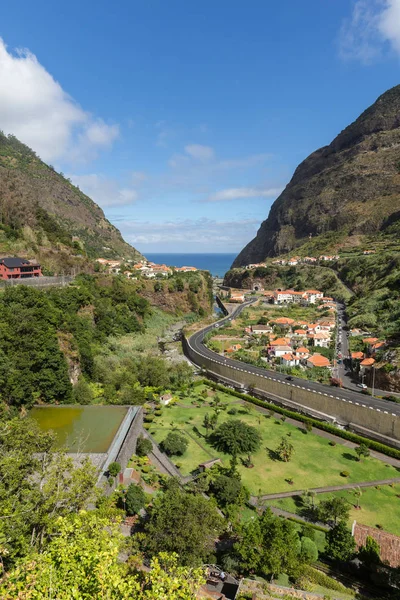 Dorp en Terras teelt in de omgeving van Sao Vicente. Noordkust van Madeira, Portugal — Stockfoto