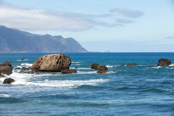 Sao Vicente bölgesindeki Madeira, Portekiz 'in kuzey kıyı şeridi manzarası 