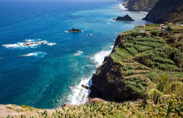 Ponta Delgada op de noordkust van het eiland Madeira, Portugal — Stockfoto