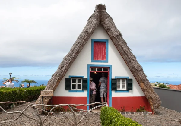 Традиционный сельский дом в Сантане на острове Мадейра, Португалия — стоковое фото