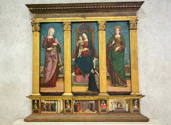 Madonna met kind en heiligen Mary de Consoler en Catherine in Castelvecchio Museum. Verona, Italië — Stockfoto