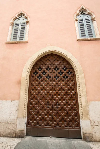 Hauseingang in verona, veneto, italien, europa — Stockfoto