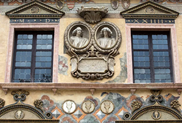 Palazzo della Ragione elewacji dawnego ratusza, Werona, Włochy, Veneto. — Zdjęcie stockowe