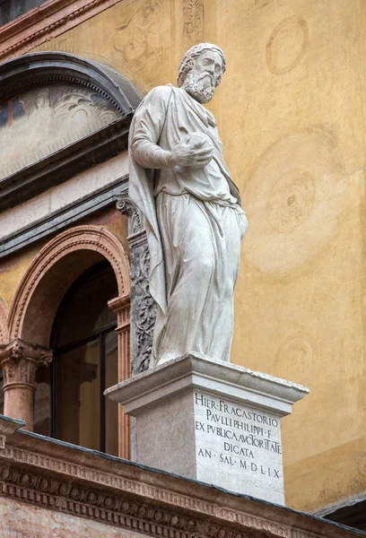 Verona - Piazza dei Signori is het maatschappelijke en politieke hart van Verona, Italië — Stockfoto