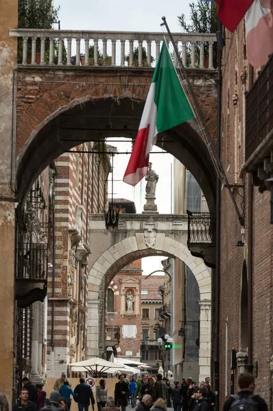 Verona - Piazza dei Signori è il cuore civico e politico di Verona — Foto Stock