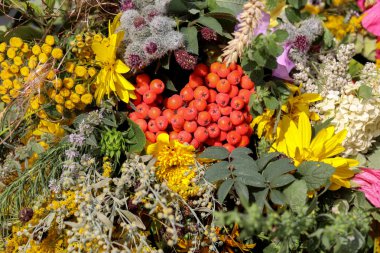 el yapımı güzel buketler çiçek ve otlar
