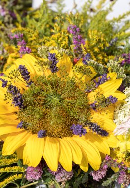 el yapımı güzel buketler çiçek ve otlar