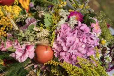 el yapımı güzel buketler çiçek ve otlar