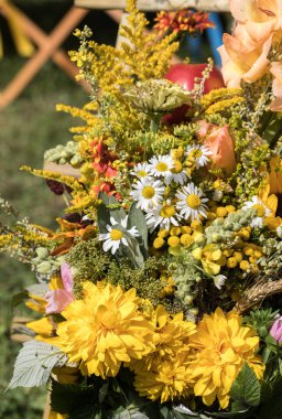 el yapımı güzel buketler çiçek ve otlar