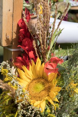 el yapımı güzel buketler çiçek ve otlar