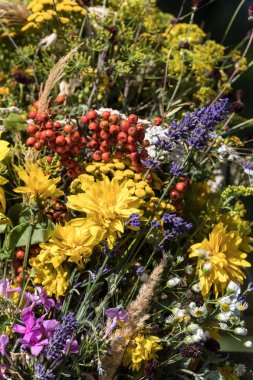 el yapımı güzel buketler çiçek ve otlar