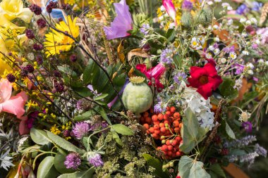 el yapımı güzel buketler çiçek ve otlar