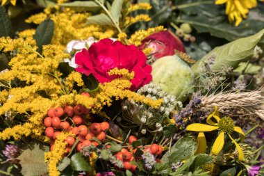 el yapımı güzel buketler çiçek ve otlar