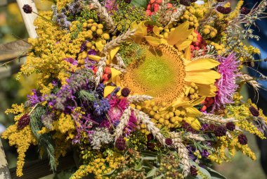 el yapımı güzel buketler çiçek ve otlar