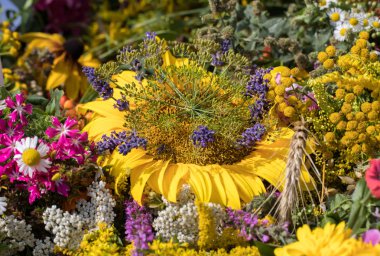 el yapımı güzel buketler çiçek ve otlar