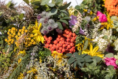 el yapımı güzel buketler çiçek ve otlar