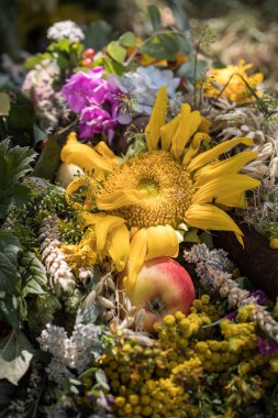 el yapımı güzel buketler çiçek ve otlar