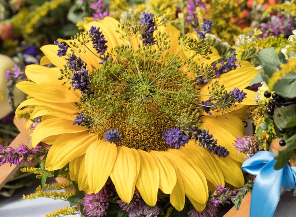 el yapımı güzel buketler çiçek ve otlar