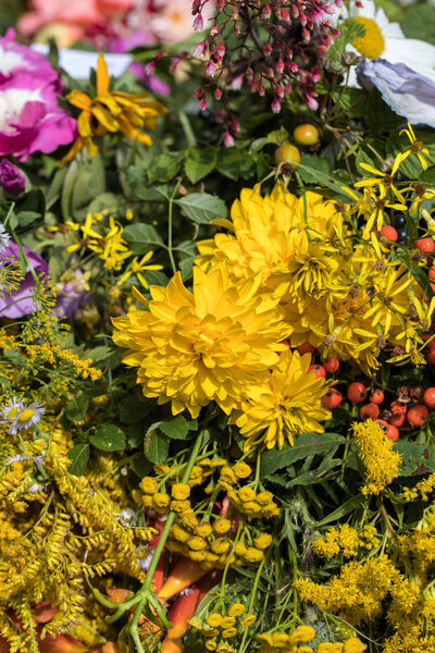 Красивые букеты ручной работы из цветов и трав
