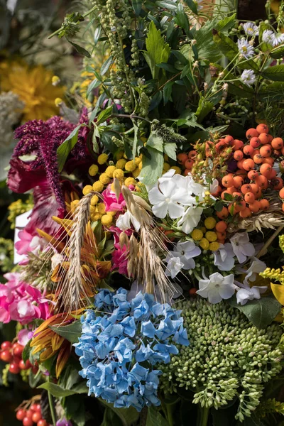 Handgefertigte schöne Sträuße aus Blumen und Kräutern — Stockfoto