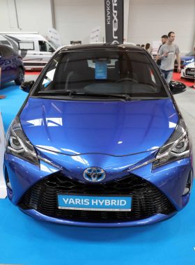Toyota Yaris Hybrid Moto Show Cracow Polonya nde sergilenmektedir. Katılımcı otomotiv sektörünün en ilginç yönleri mevcut