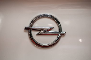 Opel metalik logo closeup Cracow Polonya Moto Show'da görüntülenen Opel araba. Katılımcı otomotiv sektörünün en ilginç yönleri mevcut.