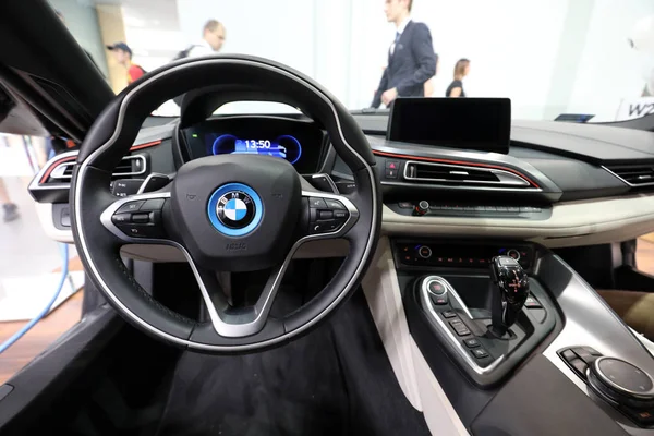 Diseño interior de BMW i8 exhibido en MOTO SHOW en Cracovia Polonia. Los expositores presentan los aspectos más interesantes de la industria automotriz — Foto de Stock