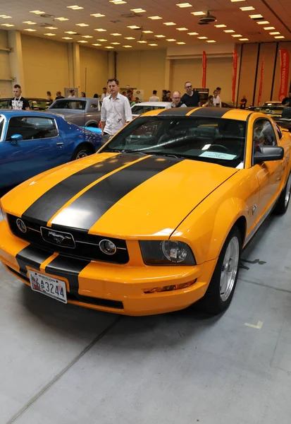 Ford Mustang GT se exhibe en la 3ª edición de MOTO SHOW en Cracovia Polonia. Los expositores presentan los aspectos más interesantes de la industria automotriz — Foto de Stock