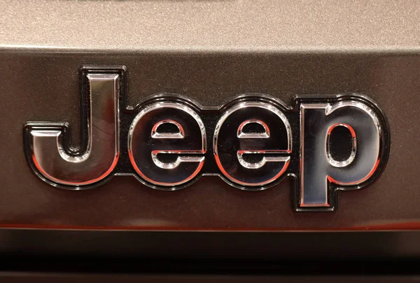 Jeep logo metallico primo piano su Jeep auto visualizzata al MOTO SHOW di Cracovia in Polonia. Gli espositori presentano gli aspetti più interessanti dell'industria automobilistica — Foto Stock