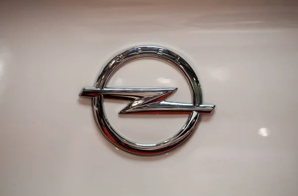 Primer plano del logo metálico de Opel en el coche Opel exhibido en MOTO SHOW en Cracovia Polonia. Los expositores presentan los aspectos más interesantes de la industria automotriz . — Foto de Stock