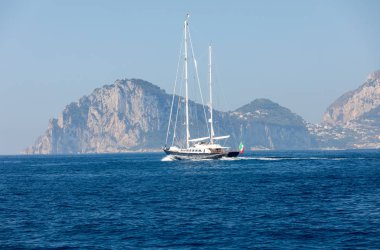 Capri Adası bir çok güzel, bereketli ve olağanüstü İtalya onun yüksek rocks için ünlü konumdadır.