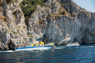  Tekne turist Grotta Bianca ve Grotta Meravigliosa, Capri, İtalya