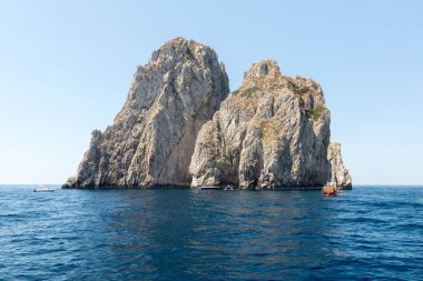 Capri Adası, İtalya Faraglioni buzlu tekneden görüntülemek. 