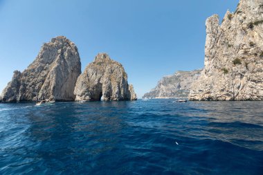 Capri Adası, İtalya Faraglioni buzlu. Rock'ın adları sol-sol: Stella, Mezzo ve Scopolo veya Fuori 