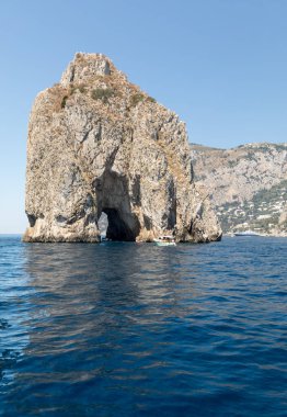 Capri Adası, İtalya Faraglioni buzlu. Rock'ın adları sol-sol: Stella, Mezzo ve Scopolo veya Fuori 