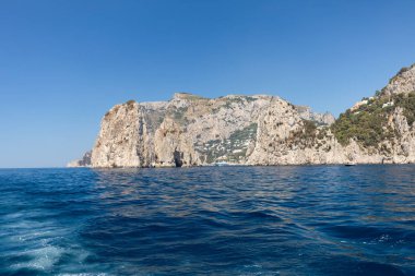 Cliff sahil ve Capri adasında tekneden görüntüleyin. İtalya