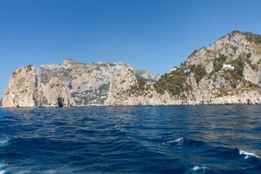 Cliff sahil ve Capri adasında tekneden görüntüleyin. İtalya