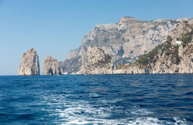 Cliff sahil ve Capri adasında tekneden görüntüleyin. İtalya